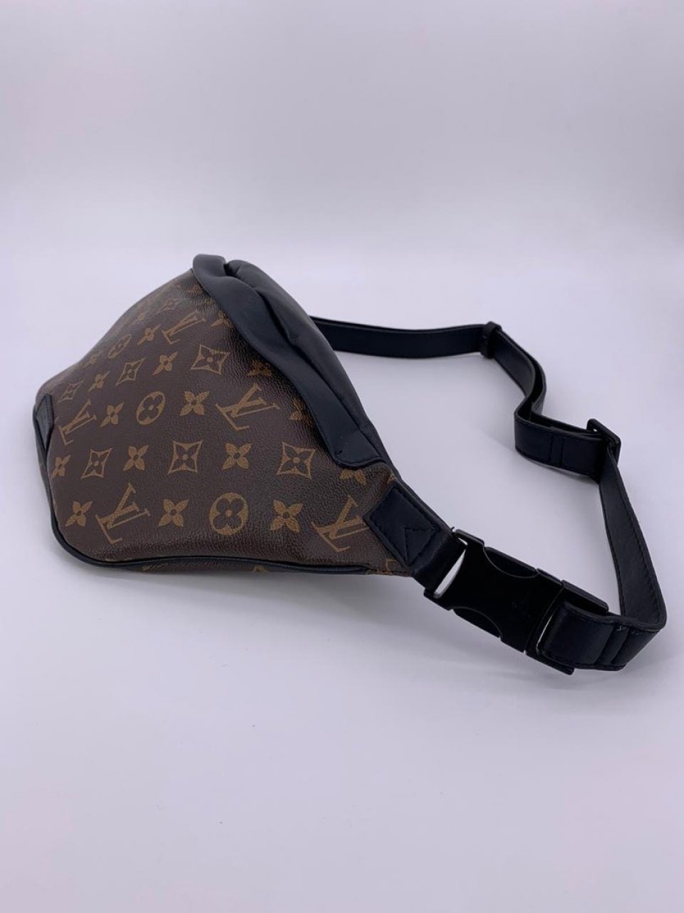  Сумка на пояс Louis Vuitton